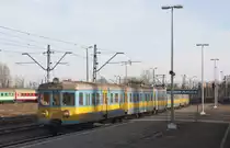 In Krakow Plaszow steht der Elektrotriebwagen EN 57-1239 am 
24.2.2008 abfahrbereit am Bahnsteig.