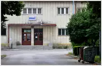 Die verwaiste Bahnhofstrasse zum verlassenen Bahnhof von Bihać. Die Stadt z�hlt etwa 70000 Einwohner und trotzdem wurde der Personenverkehr nach Bosanski Novi eingestellt. Nach Knin durchs Unatal gibt's seit 1991 keinen Verkehr mehr, nur noch bescheidener G�terverkehr bis Martin Brod. (28.06.2013)