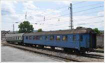 Zwei Personenwagen der ZRS ex SJ und DR in Bosanski Novi. (28.06.2013)