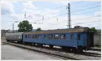 Zwei Personenwagen der ZRS ex SJ und DR in Bosanski Novi. (28.06.2013)