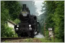 354 7152 vom Prager Eisenbahnklubs KHKD anl�sslich des k&k Dampfloktreffens im Eisenbahnmuseum Lu�n� u Rakovn�ka am 23.6.2013 mit einem Sonderzug von Lu�n� nach Řevničov, aufgenommen beim Blockposten Merkovka, welcher sich zwischen den Bahnh�fen Lu�n� und Řevničov befindet. Angeblich soll dieser Blockposten in B�lde Geschichte sein.