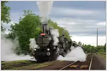 CSD 434.1100 (kkStB Reihe 270) am 21.6.2013 mit einem Fotozug bei der Ausfahrt  aus Krup� anl�sslich des k&k Dampfloktreffens im Eisenbahnmuseum Lu�n� u Rakovn�ka (CZ).  
