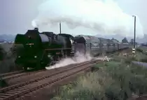 Anno 1985 noch im Planeinsatz: 41 1182 verl�sst Saalfeld mit einem abendlichen Personenzug, 25.06.1985.