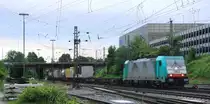 Die Cobra 2843  kommt aus Richtung Montzen/Belgien mit einem langen Containerzug aus aus Antwerpen-Oorderen(B) nach Gallarate(I) und f�hrt in Aachen-West ein in der Abendstimmung bei Wolken am 22.6.2013.