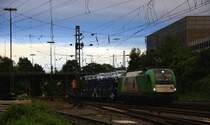 1216 954-8  HDLMAYR  der Wiener Lokalbahn kommt aus Richtung Kln,Aachen-Hbf mit einem langen Dacia-Autozug aus Ciumesti(RO) nach Tongeren(B) und fhrt in Aachen-West ein in der Abenddmmerung am 22.6.2013.