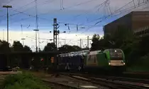 1216 954-8  H�DLMAYR  der Wiener Lokalbahn kommt aus Richtung K�ln,Aachen-Hbf mit einem langen Dacia-Autozug aus Ciumesti(RO) nach Tongeren(B) und f�hrt in Aachen-West ein in der Abendd�mmerung am 22.6.2013.