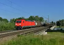 185 365 mit einem G�terzug am 15.06.2013 auf der Isarbr�cke bei Plattling.