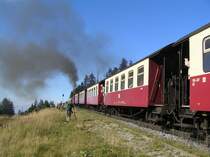 Noch ein Foto am Bahnparallelweg! Der Zug f�hrt zum Brocken, w�hrend in der AUsweichbucht der andere Zug auf seine Weiterfahrt Richtung Schierke (vom Brocken nach Wernigerode) wartet
ebenfalls am 9. September aufgenommen! 
Die Z�ge haben im Sommer 7 Wagen