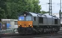 Die Class 66 DE6306 von DLC Railways rangiert in Aachen-West in der Abendd�mmerung am 22.6.2013.