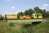 Zayataler Schienentaxi, bestehend aus VSS X626.144(ganz links nur teilweise sichtbar), X501.0001, X501.0002 und X626.172 am 07.Juli 2013 kurz nach der Endstelle Mistelbach Interspar in Richtung Asparn a.d. Zaya fahrend.

