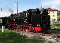  Neubaulok  99 787 hat am 17.09.2006 eben den Bahnhof Bertsdorf verlassen, die Stra�e nach Kurort Jonsdorf �berquert und f�hrt nach Zittau. Die Lok wurde 1955 bei LKM, Lokomotivbau Karl Marx, Babelsberg gebaut, sie unterscheidet sich von der SMF-Lok u.a. vor allem in der Form der Dome. 