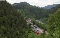 146 2** mit dem RE 5323 (Karlsruhe Hbf-Kreuzlingen) Ausfahrt Triberg 8.6.13