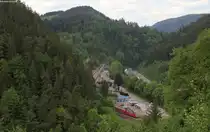 146 2** mit dem RE 5323 (Karlsruhe Hbf-Kreuzlingen) Ausfahrt Triberg 8.6.13