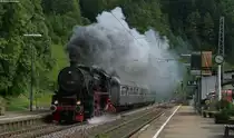 52 7596 mit dem DPE 32830 (Hornberg-St.Georgen(Schwarzw) bei der Durchfahrt Triberg 9.6.13