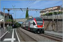 Der RABe 511 113 ist als RE 2713 von Gen�ve nach Vevey unterwegs und erreicht gerade Rivaz. Die sch�ne Bogenbr�cke im Hintergrund hat zum Gl�ck den Bahnhofs-Doppelstockzugumbau um unbeschadet �ber standen. 
10. Juli 2013