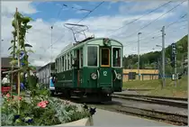 Der LJB Triebwagen und die Blumen bringen etwas Farbe in den (Wetterm�ssig) ehre grauen Tag. (Pfingsfestival der Blonay-Chamby Museumsbahn.) 
Blonay, den 19. Mai 2013