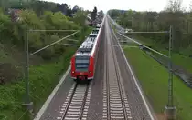 Am Samstag und Sonntag verkehrt der RE 60 nicht wie �blich zwischen Kaiserslautern und Trier, sondern nur zwischen Kaiserslautern und Merzig (Saar).
425 130 und zwei 426er (hinten 426 008) sind auf dem R�ckweg aus Merzig bei Homburg Bruchhof unterwegs.
In guten 3 Kilometern wird die Grenze zur P(f)alz erreicht!

05.05.2013 - KBS 670 - Bahnstrecke 3280 Homburg - Ludwigshafen