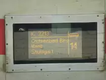 Zuglaufschild des IC2213, Wagen 14.
Der Zug war von Binz nach Stuttgart unterwegs.

Hamburg Hbf am 2.April 2013.