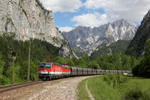 Als ich vor gut einem Jahr ins Gesuse fuhr und mich einen Nachmittag lang im ehemaligen Bahnhof Gesuse Eingang positionierte kam kein Zug aus der richtigen Richtung.
Da mich das Motiv aber sehr reizt, habe ich es dieses Jahr noch ein Mal versucht. Dieses Jahr hatte der  Eisenbahngott  dann auch erbarmt.
Am 18.05.13 ziehen BB 1144 284 und eine 1142 den Bedarfserzzug von Eisenerz nach Leoben.