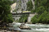 Whrend der Pyhrnbahnsperre im Mai 2013 wurden die CargoServ Erzzge von Steyrling nach Linz und zurk durch das Gesuse umgeleitet.
Hier ist die CargoServ ES 64 U2 080 (182 580) mit einem umgeleiteten Kalkzug aus Steyrling nach Linz auf der Gesuseeingangs Brcke zu sehen.