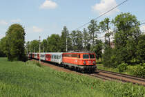 Neben der 564 und der 542 ist die BB 1142 566 die letzte ihrer Art mit blutorangen Lack die noch planmig eingesetzt wird...
Am 08.06.13 erwischte ich sie mit dem R 5919 bei Kimpling an der Passauerbahn.