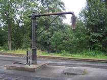 Ohne dieses Objekt w�rde die Lok zum Brocken verdursten :) 
Durch den Trichter bekommen im Bahnhof Drei-Annen-Hohne die Loks ihr Wasser (auf einem anderen Bild von mir zu sehen) bevor sie zum Brocken fahren! Au�erdem gibt es davon noch welche im Bahnhof Wernigerode und am Haltepunkt Eisfelder Talm�hle. Ob es noch weitere gibt wei� ich leider nicht! 