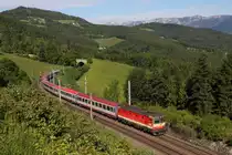 Am 29.05.13 bespannte die Schachbrett 1144 117-9 den EC 151 von Wien Meidling nach Maribor.
Hier ist der Zug nahe Eichberg auf der Semmeringbahn zu sehen.