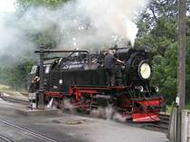Lok der Harzer Schmalspurbahnen beim Wassertanken, vor der Weiterfahrt �ber Schierke zum Brocken (20. August AUfnahme). Die Werbung an der Lok ist f�r die Landesgartenschau in der Heimatstadt der Harzer SChmalspurbahnen Wernigerode