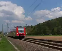 Und jetzt aber schnell wieder zur�ck ins Saarland - Na ja, die Saarl�nder und Pf�lzer haben immer noch eine zwiegespaltene Beziehung zueinander.
Jeder erz�hlt Witze �ber den Anderen.
Aber auch die Eisenbahn hat dazu beigetragen, dass sich sich die beiden V�lkchen n�her kommen.
Mit dem Rheinland/Pfalz - Saarland Ticket lassen sich beide Bundesl�nder per Bahn erkunden aber auch die  Gelbf��ler  haben ein kleines St�ck Saarland in den Verkehrsverbund Rhein - Neckar eingebunden. Die S1 verkehrt zwischen Osterburken und Homburg - Saar.

426 008 + ein weiterer 426er und am Schlu� 425 130 sind als RE von Kaiserslautern nach Saarbr�cken unterwegs.
Hier auf den letzten Kilometern in der Pfalz bei Vogelbach.

Es gab mal Zeiten, als diese Bahnstrecke gebaut wurde, da geh�rte dieses Gebiet zu Bayern.
Dann doch lieber P(f)alz.

05.05.2013 - KBS 670 - Bahnstrecke 3280 Homburg - Ludwigshafen.