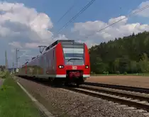 Und jetzt aber schnell wieder zur�ck ins Saarland - Na ja, die Saarl�nder und Pf�lzer haben immer noch eine zwiegespaltene Beziehung zueinander.
Jeder erz�hlt Witze �ber den Anderen.
Aber auch die Eisenbahn hat dazu beigetragen, dass sich sich die beiden V�lkchen n�her kommen.
Mit dem Rheinland/Pfalz - Saarland Ticket lassen sich beide Bundesl�nder per Bahn erkunden aber auch die  Gelbf��ler  haben ein kleines St�ck Saarland in den Verkehrsverbund Rhein - Neckar eingebunden. Die S1 verkehrt zwischen Osterburken und Homburg - Saar.

426 008 + ein weiterer 426er und am Schlu� 425 130 sind als RE von Kaiserslautern nach Saarbr�cken unterwegs.
Hier auf den letzten Kilometern in der Pfalz bei Vogelbach.

Es gab mal Zeiten, als diese Bahnstrecke gebaut wurde, da geh�rte dieses Gebiet zu Bayern.
Dann doch lieber P(f)alz.
