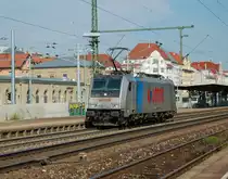 Diese Lok ist wohl eher selten auf der Filsbahn anzutreffen denn 186 271 ist f�r ein Polnisches EVU unterwegs und LZ auf der KBS 750 unterwegs.Aufgenommen am 9.7.2013 in Esslingen am Neckar.