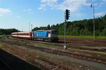 CD 750 706-4 mit einem Schnellzug aus Prag nach Rakovnik auf dem Bahnhof Kladno am 22. 6. 2013.