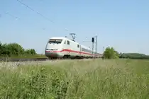 401 074-0 war am Vormittag des 06.06.13 von Interlaken Ost nach Berlin Ostbahnhof unterwegs. Hier ist der mit der Zugnummer 370 gekennzeichnete Zug s�dlich von Buggingen zu sehen.
