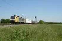 ES 64 F4-096 mit einem KLV-Zug am 06.06.13 s�dlich von Buggingen Richtung S�den.
Viele Gr��e an Blumi!