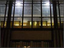 Eine Nacht am Berliner Bahnhof  Friedrichstrae : S-Bahnzug Richtung Hauptbahnhof in der Bahnhofshalle. 9.7.2013