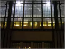 Eine Nacht am Berliner Bahnhof  Friedrichstra�e : S-Bahnzug Richtung Hauptbahnhof in der Bahnhofshalle. 9.7.2013