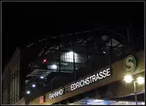 Eine Nacht am Berliner Bahnhof  Friedrichstra�e : Schriftzug �ber der gleichnamigen Stra�e. 9.7.2013
