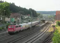 115 205-7 zieht am 10. Juli 2013 den 411 001  Neustadt an der Weinstra�e  durch Kronach in Richtung N�rnberg.