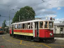 Tw.412+Bw.der Oldtimerlinie 91 steht abfahrbereit vor dem Prager Stra�enbahnmuseum Stresovice.(19.06.2011)
