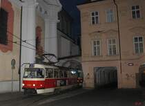 T3SUCS-Tandem in der Hausdurchfahrt kurz vor dem Malostranska nam.(14.05.2012)