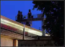 Eine Nacht am Berliner Bahnhof  Friedrichstra�e : Signalbr�cke auf der Stadtbahn, kurz vor der Station - an der Stra�e Am Kupfergraben. 9.7.2013