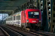 1116 199 mit dem EC 105  Sobieski  (Warschau - Wien Westbf.), unterwegs auf der Donaubr�cke. Wien Praterkai, am Abend des 09.07.2013.