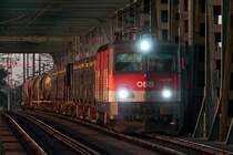 1144 055 mit Gtern auf der Donaubrcke. Wien Praterkai, am spten Abend des 09.07.2013.