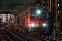 1144 055 mit G�tern auf der Donaubr�cke. Wien Praterkai, am sp�ten Abend des 09.07.2013.