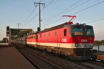 1144 265 und 1142.xxx berqueren die Donau in Wien. Die Aufnahme entstand am Abend des 09.07.2013 in Wien Praterkai.