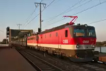1144 265 und 1142.xxx �berqueren die Donau in Wien. Die Aufnahme entstand am Abend des 09.07.2013 in Wien Praterkai.