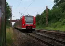 Der Blick unter der Br�cke zum Hafen Saarlouis-Dillingen wurde mal wieder ausprobiert.
Bei Regen hat man dort einen trockenen Platz.
Heute am 10.07.2013 war es mal bew�lkt und mal sonnig aber sehr warm.
Aufgefallen ist mir an den drei Stunden am Bahndamm, dass keine 143er mit Doppelstockz�gen zu sehen waren.

426 005 und 426 020 auf ihrer Stammrelation Montag - Freitag zwischen Dillingen/Saar und St. Ingbert.
Danke an den TF f�r den Gru�.
KBS 685 - Bahnstrecke 3230 Saarbr�cken - Karthaus