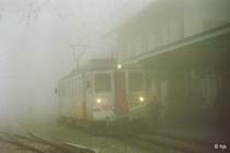 Yverdon - Ste. Croix. Eine aufliegende Wolkendecke h�llt am 10. Mai 1996 die Hochfl�che des Jura um Ste. Croix in dichten Nebel. Am Bahnsteig in Ste. Croix steht - mehr ahnt man es, als dass man es sieht - Be 4/4 Nr. 4.