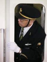 Lokf�hrer vor der Abfahrt mit einem Nozomi Shin-kan-sen der West-Japan-Railway in Tokyo Terminal