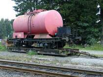 Ein normal spuriger Kesselwagen auf einem Schmalspurwaggon (der genaue Name dieser Transportwaggons ist mir nicht bekannt) der Harzquerbahn.
Gesehen und fotografiert im Bahnhof Drei Annen Hohne. Am 17.9.06.